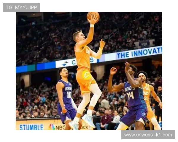 太阳主场迎战骑士，比尔布克后场双枪火力全开