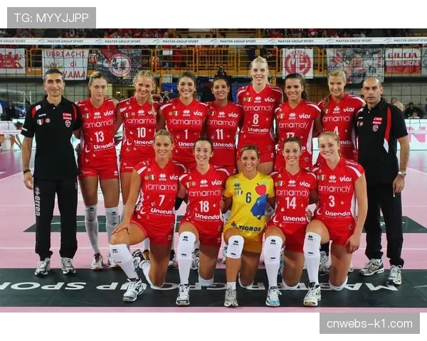 荷兰女排杯赛决赛，斯海尔托亨博斯队直落三局夺冠