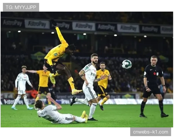 利兹联主场3-0大胜狼队，保级形势得到显著改善